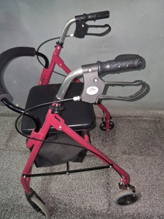 Andador anciano granate con asiento y bolsa