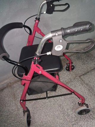 Andador anciano granate con asiento y bolsa