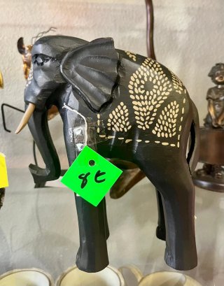 Elefante de madera decorativo