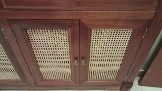 Mueble auxiliar pasillo madera y ratán