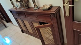 Mueble auxiliar pasillo madera y ratán