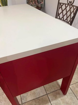 Mesa de comedor beige y granate