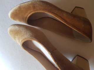 Zapatos de tacón dorados elegantes