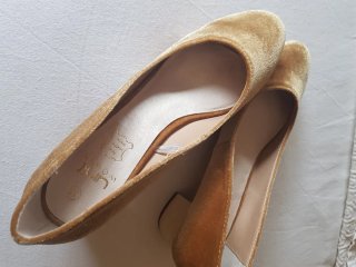 Zapatos de tacón dorados elegantes