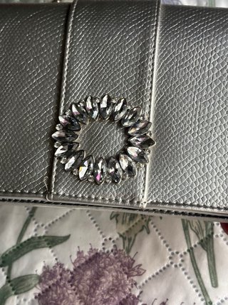 Bolso de mano plateado con pedrería