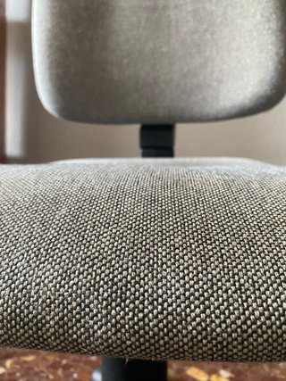 Silla de escritorio giratoria con brazos – Gris