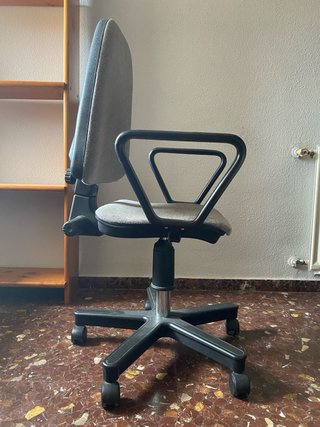 Silla de escritorio giratoria con brazos – Gris