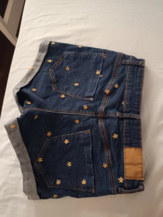 Vaqueros cortos con estampado floral