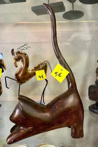 Gato de madera decorativo