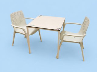 Mesa y 2 sillas de exterior color crema