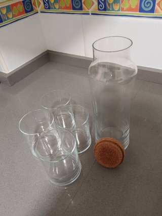 Jarra de cristal con 4 vasos