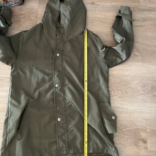 Chubasquero verde con gráfico