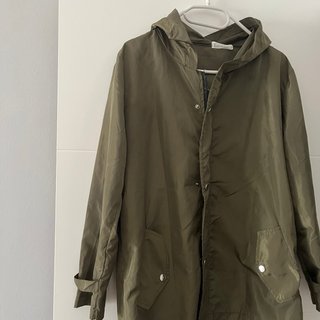 Chubasquero verde con gráfico