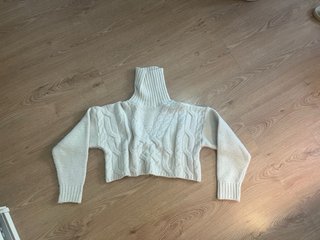Jersey crop beige cuello alto y ochos
