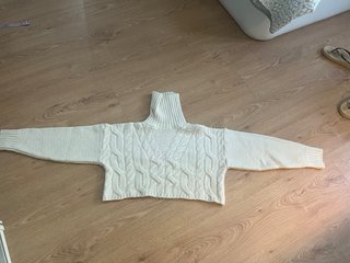 Jersey crop beige cuello alto y ochos