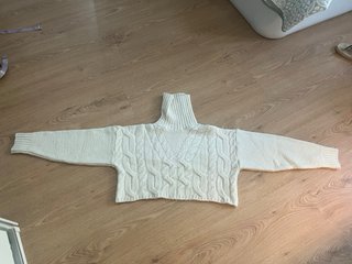 Jersey crop beige cuello alto y ochos