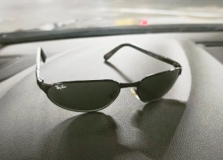 Gafas de sol Ray-Ban negras y verdes