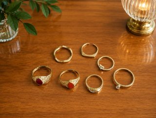 Lote de 7 anillos dorados con piedras