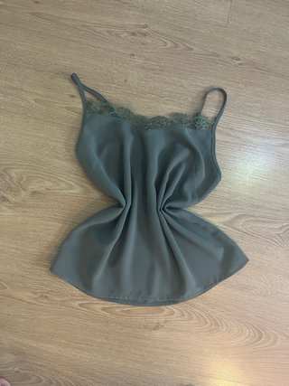 Blusa lencera verde con encaje