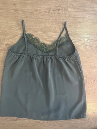 Blusa lencera verde con encaje