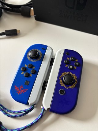 Nintendo Switch + Joycons Zelda Skyward Sword