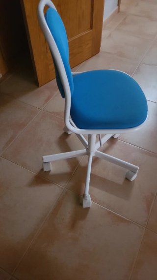Silla infantil azul y blanca