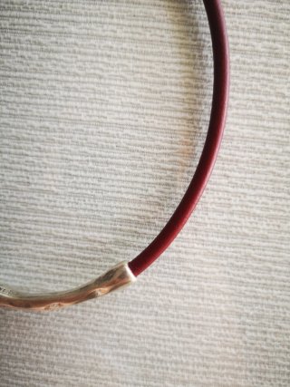 Collar cuero rojo con perla plateada