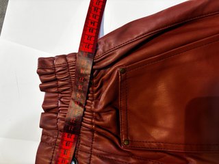 Pantalones cortos efecto piel zara