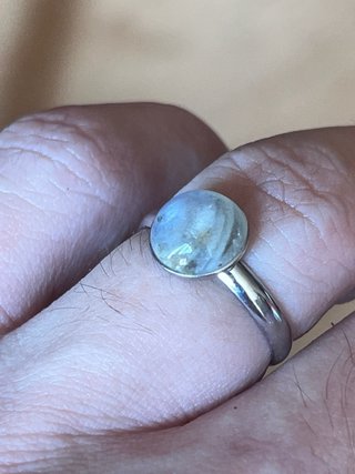 Anello con cabochon di labradorite