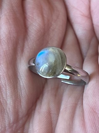 Anello con cabochon di labradorite