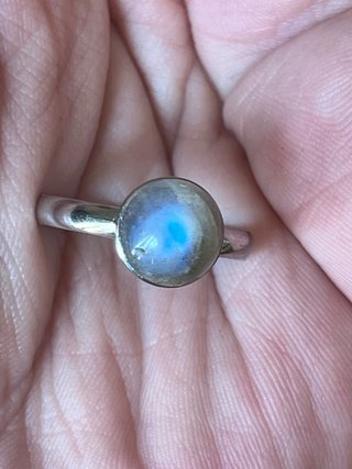 Anello con cabochon di labradorite