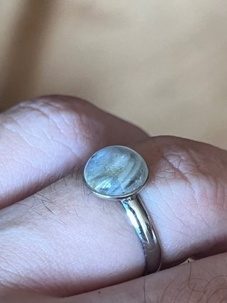 Anello con cabochon di labradorite