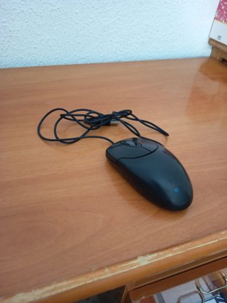 Ratón de ordenador negro con cable