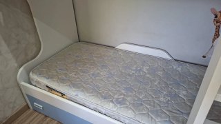Litera de madera blanca