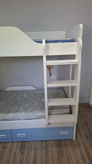 Litera de madera blanca
