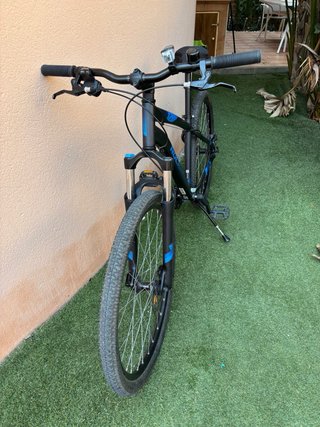 Bicicleta negra y azul en inpecable estado/barata