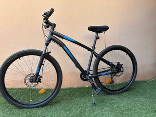 Bicicleta negra y azul en inpecable estado/barata