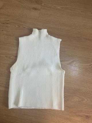 Top blanco cuello alto sin mangas