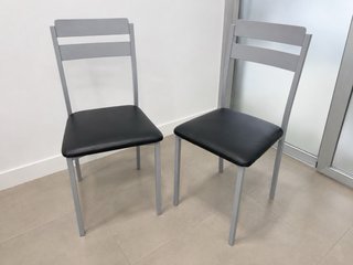 Mesa de cocina de cristal y metal con 2 sillas