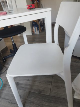 Mesa blanca con 2 sillas, en buen estado