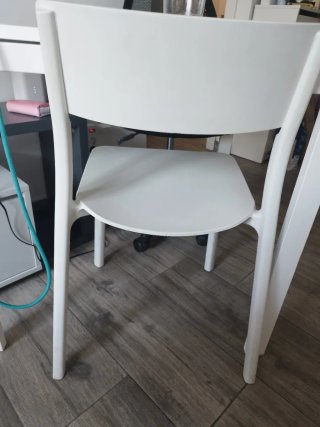 Mesa blanca con 2 sillas, en buen estado