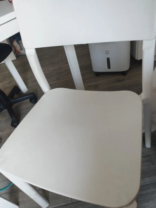 Mesa blanca con 2 sillas, en buen estado