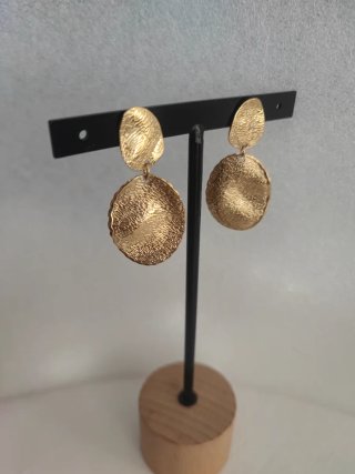 Pendientes dorados con textura