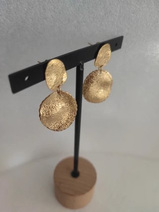 Pendientes dorados con textura