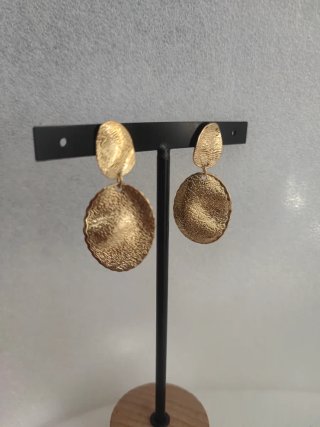 Pendientes dorados con textura