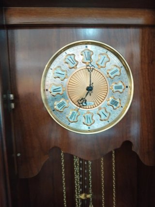 Reloj de pie antiguo con vitrina