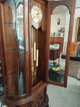 Reloj de pie antiguo con vitrina