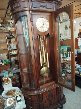 Reloj de pie antiguo con vitrina
