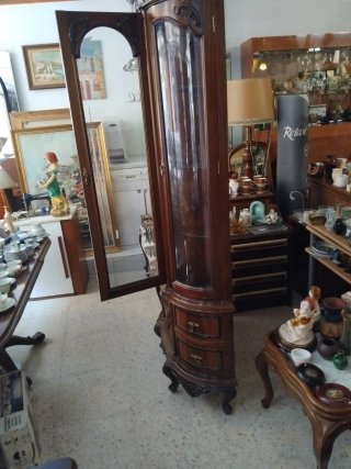 Reloj de pie antiguo con vitrina