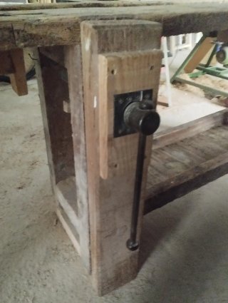 Banco de trabajo de madera rústico